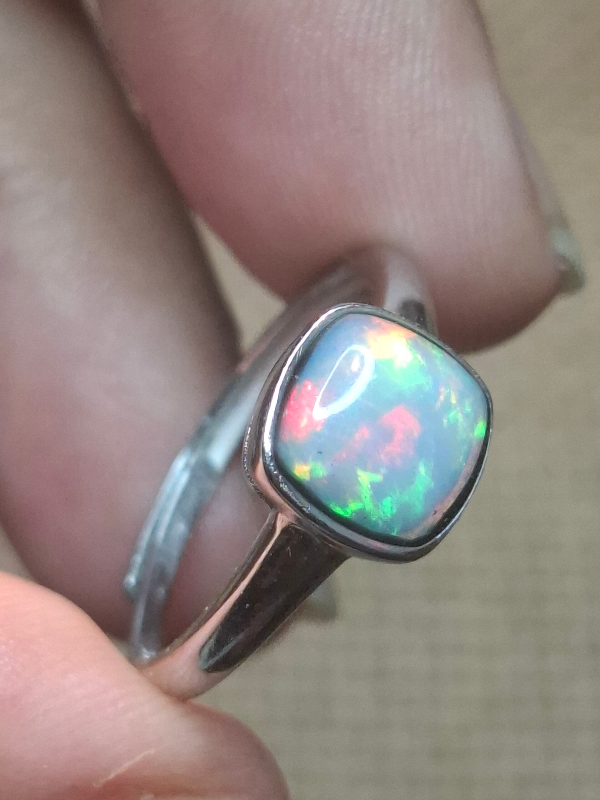 Bague argent rodhié et opale coussin 9/8mm multicolore éthiopienne