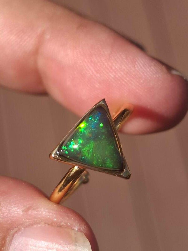 Bague ajustable or plaqué 18k opale verte triangle 9mm véritable