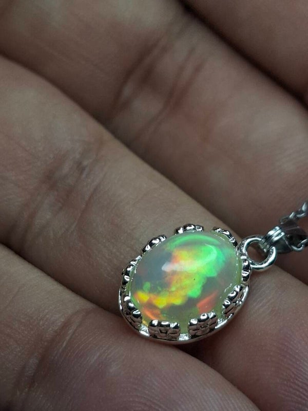 Pendentif délicat avec opale honeycomb. Pierre de 10x8mm de 2,40 carats éthiopienne