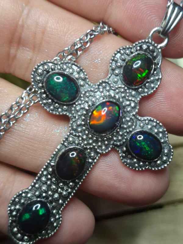 Pendentif croix gothique 6 opales noires de 7x5mm