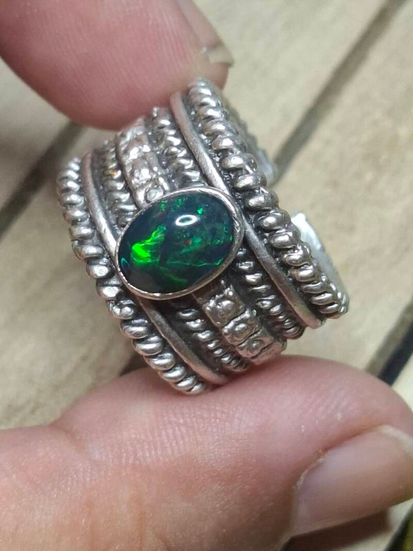 Bague ajustable perse effet. Opale noire 9x6mm éthiopienne