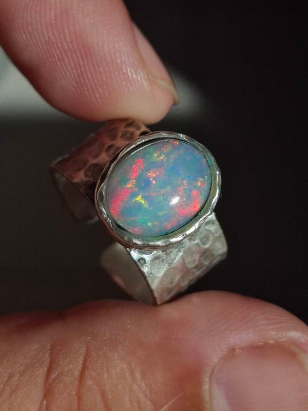 Bague ajustable martelé chevalière et opale éthiopienne. Pierre de 11x8mm de 2,10 carats