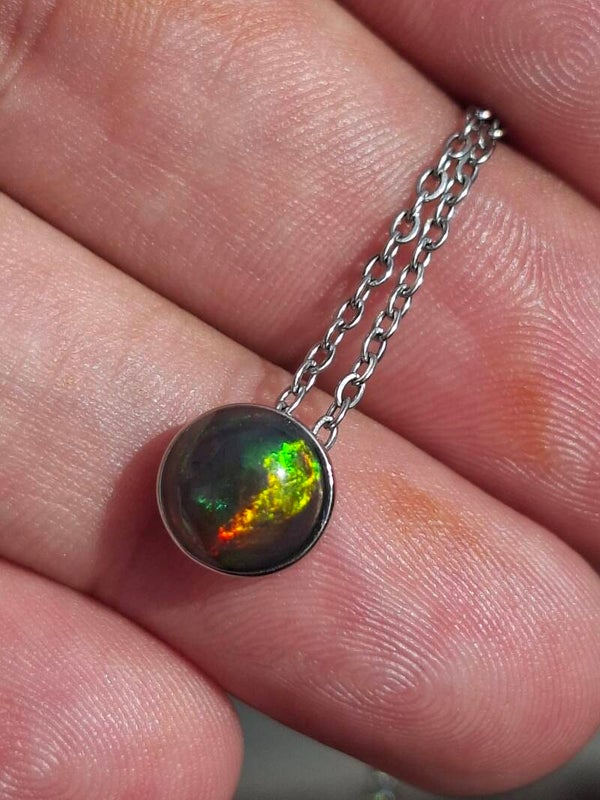 Pendentif argent rodhié solitaire et opale noire multicolore. Pierre de 9/8mm éclat fort éthiopienne