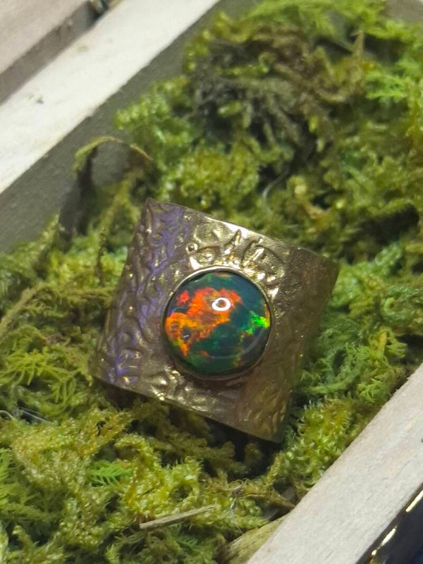 Bague chevalière ajustable or plaqué et opale 9/8mm vert orangé éthiopienne