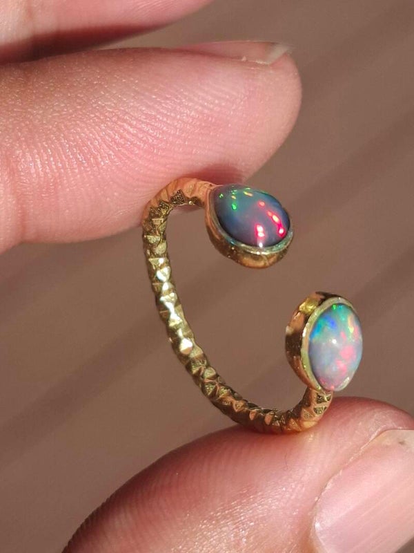 Bague en laiton brillant 2 opales gouttes. Pierres de 6x4mm éthiopienne