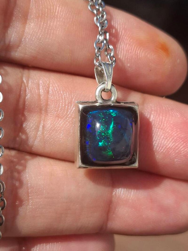 Pendentif carré et opale 10mm éthiopienne