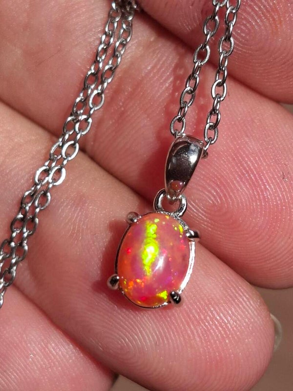 Pendentif argent rodhié avec opale rose intense 8x6mm