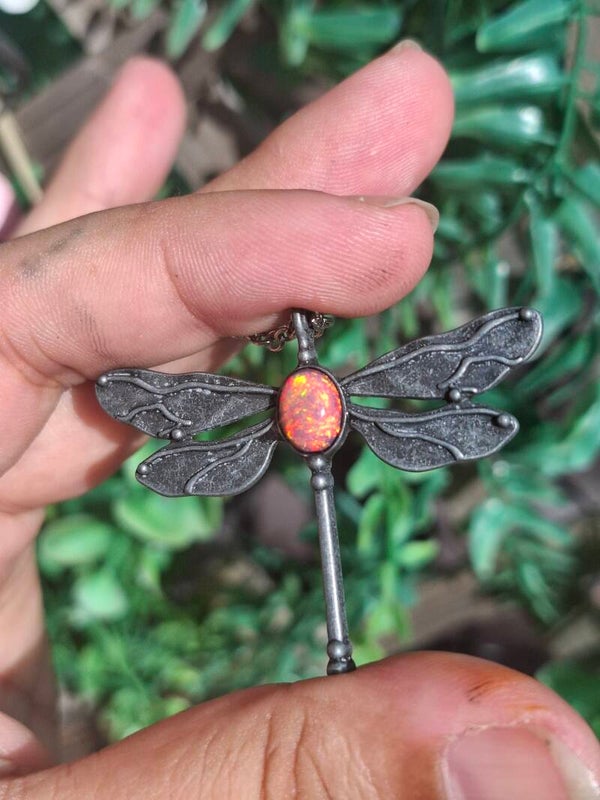 Pendentif libellule pierre rose reflet fort éthiopienne