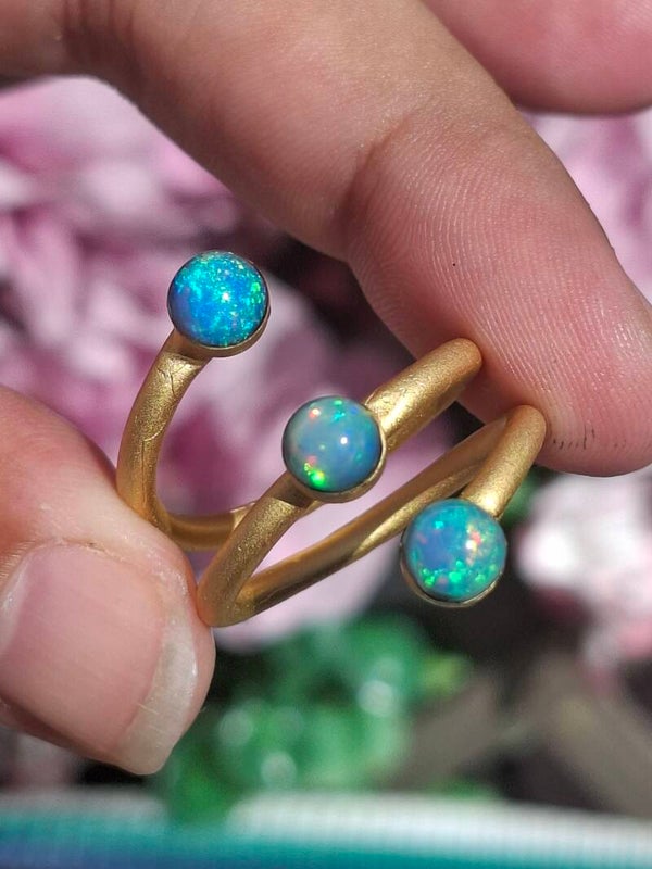 Bague 18mm or plaqué mat de 3 opales 6/5mm
