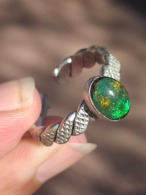 Bague ajustable argent plaqué tres epais. Opale 8x6mm vert orangé éthiopienne