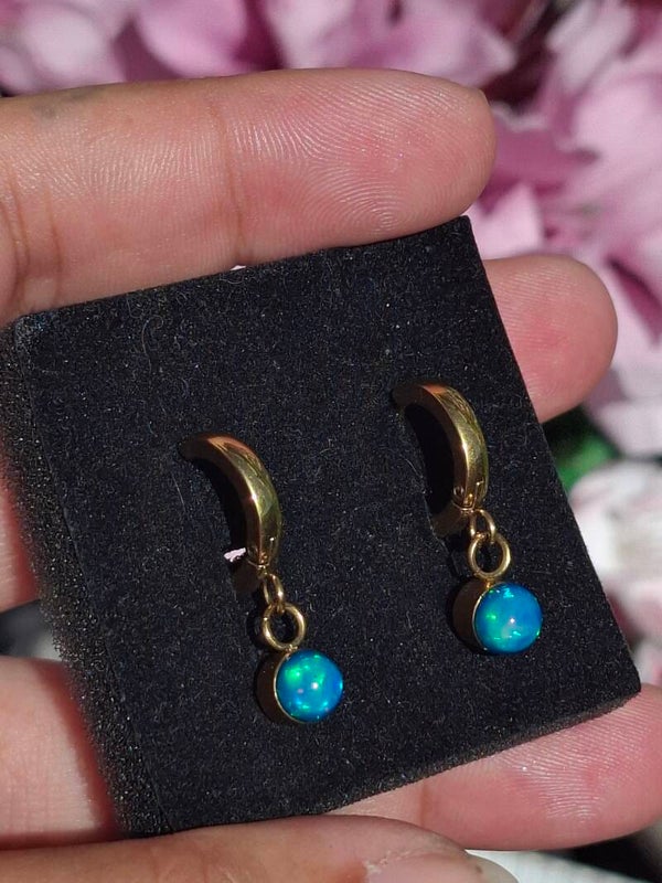 Boucles d'oreilles acier inoxydable doré et opales 6/5mm bleu paraiba