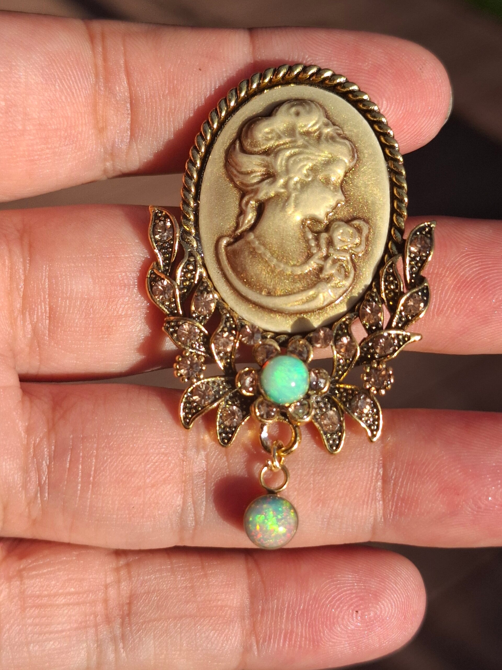 Broche camée et 2 opales éthiopiennes de 6/5mm