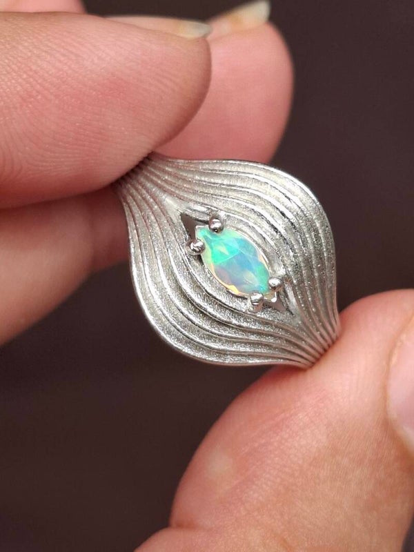 Bague ajustable argent plaqué et opale marquise Éthiopienne