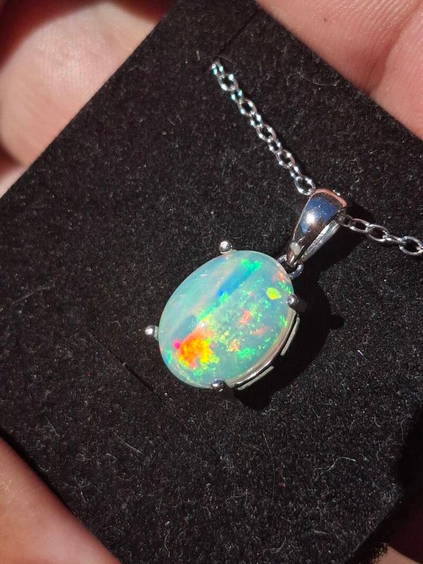 Pendentif argent rodhié opale laiteuse de 13x9,5mm de 3 carats