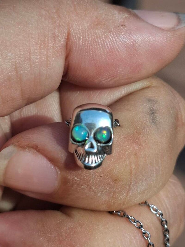 Collier skull tête de mort opalisé