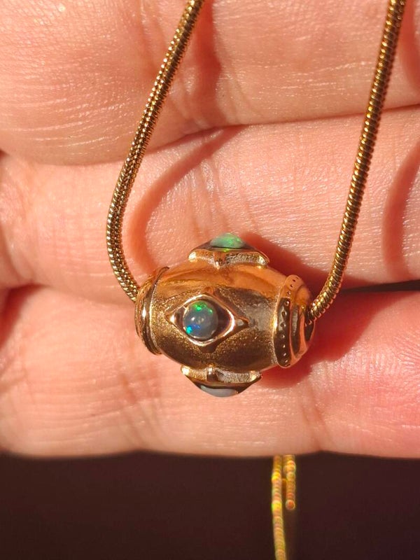 Collier avec cylindre arrondi opalisé