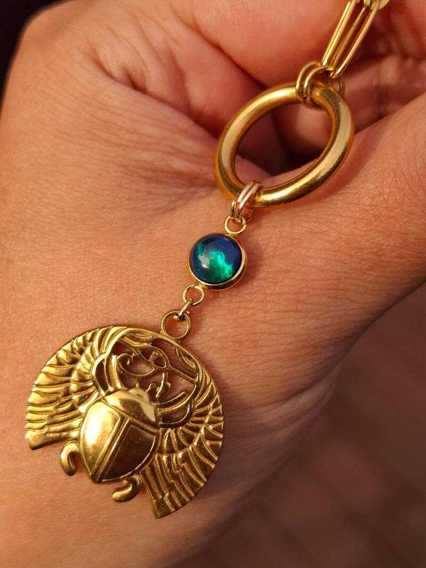 Collier acier inoxydable doré égyptien scarabée opale verte bleuté