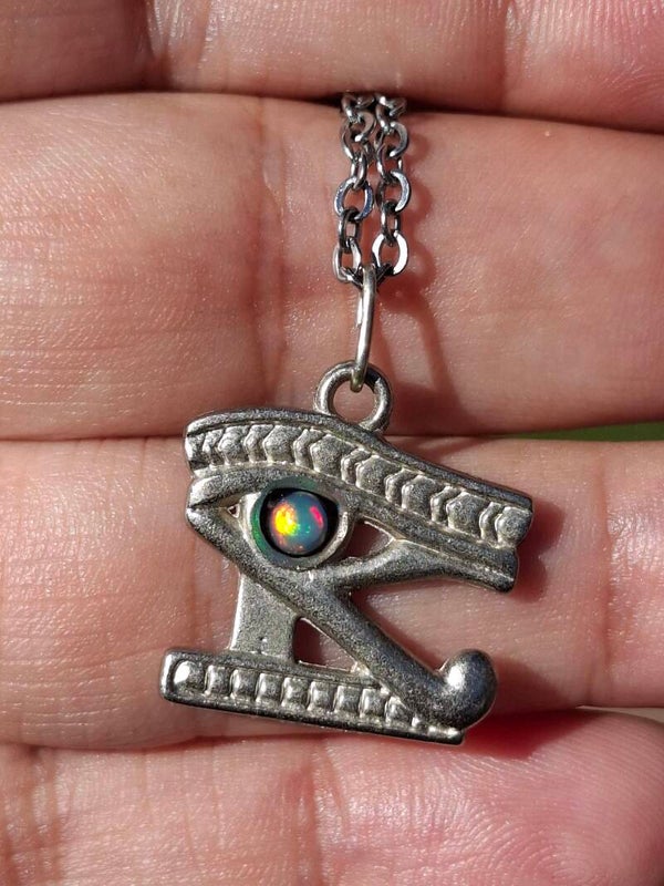 Pendentif œil de Rā, égyptien,  avec opale naturelle