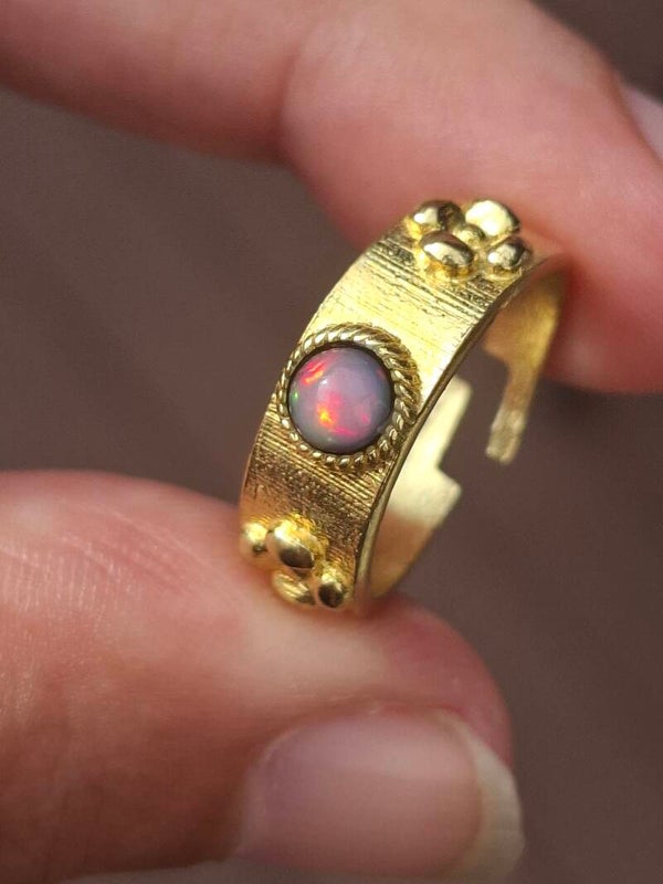 Bague or plaqué petite fleur et opale éthiopienne 4mm