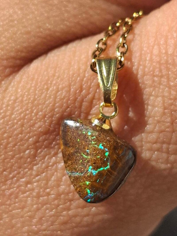 Opale boulder veine verte pendentif forme libre trillion