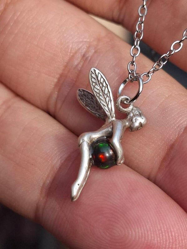 Pendentif petite noire ( argent et opale éthiopienne véritable)