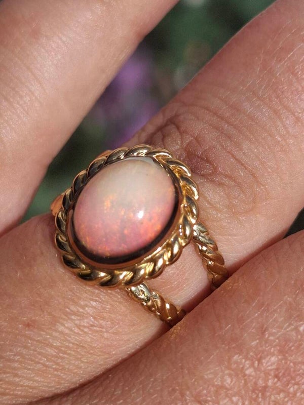 Bague ajustable acier inoxydable doré et opale rosée 10x8mm de 1,60 carats