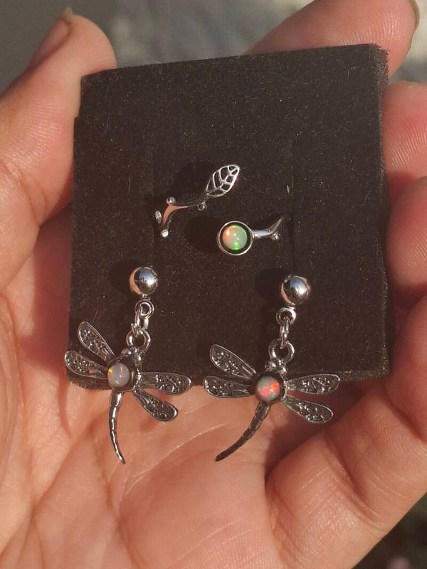 Boucles d'oreilles libellules opalisées avec bague feuille