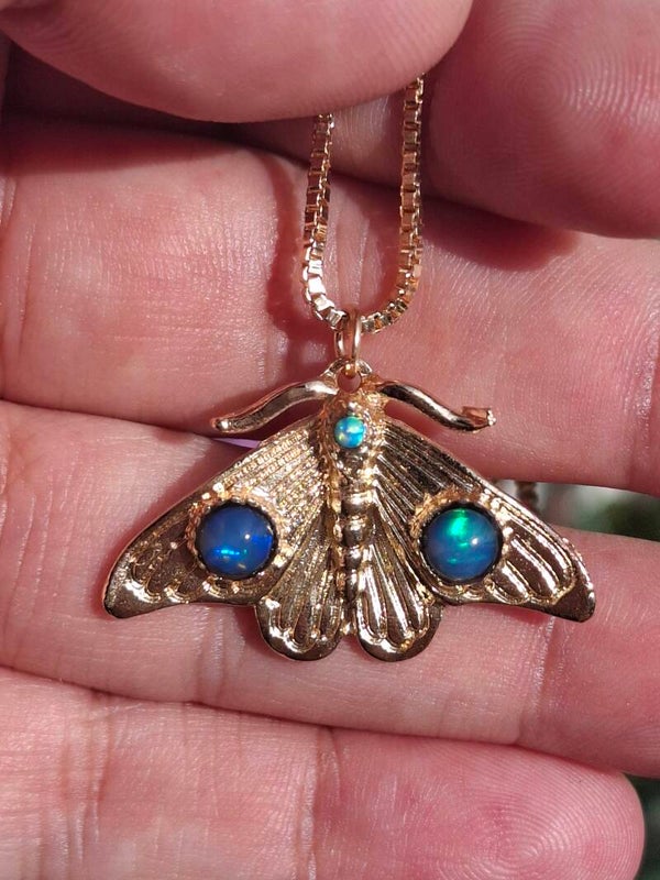 Papillon de nuit pendentif doré avec pierres véritables