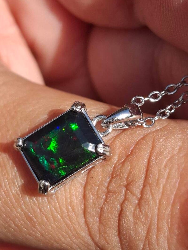 Pendentif argent opale noire intense reflet vert 9x7mm