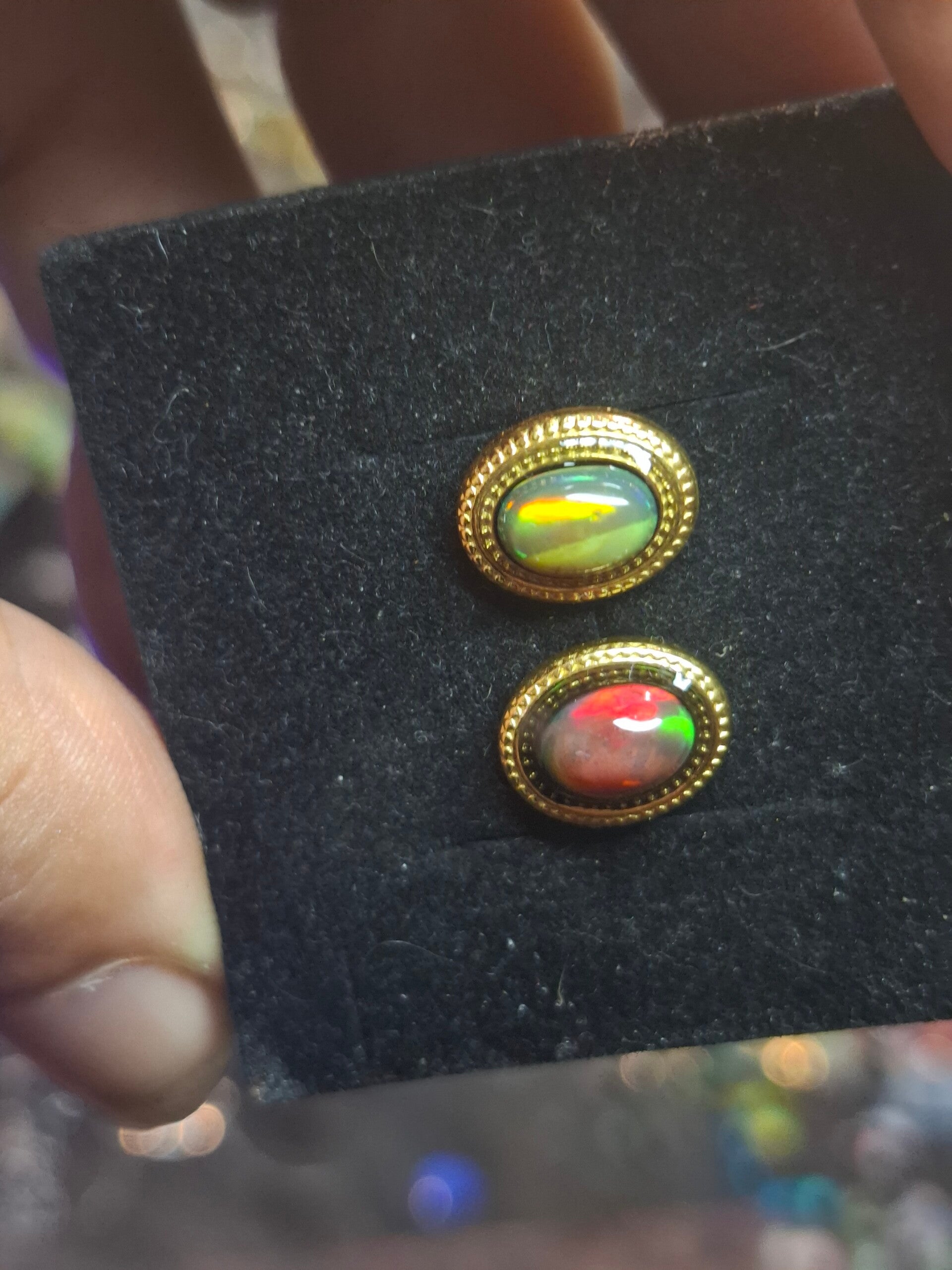 Boucles d'oreilles acier inoxydable et opales rouge/vert de 7x5mm