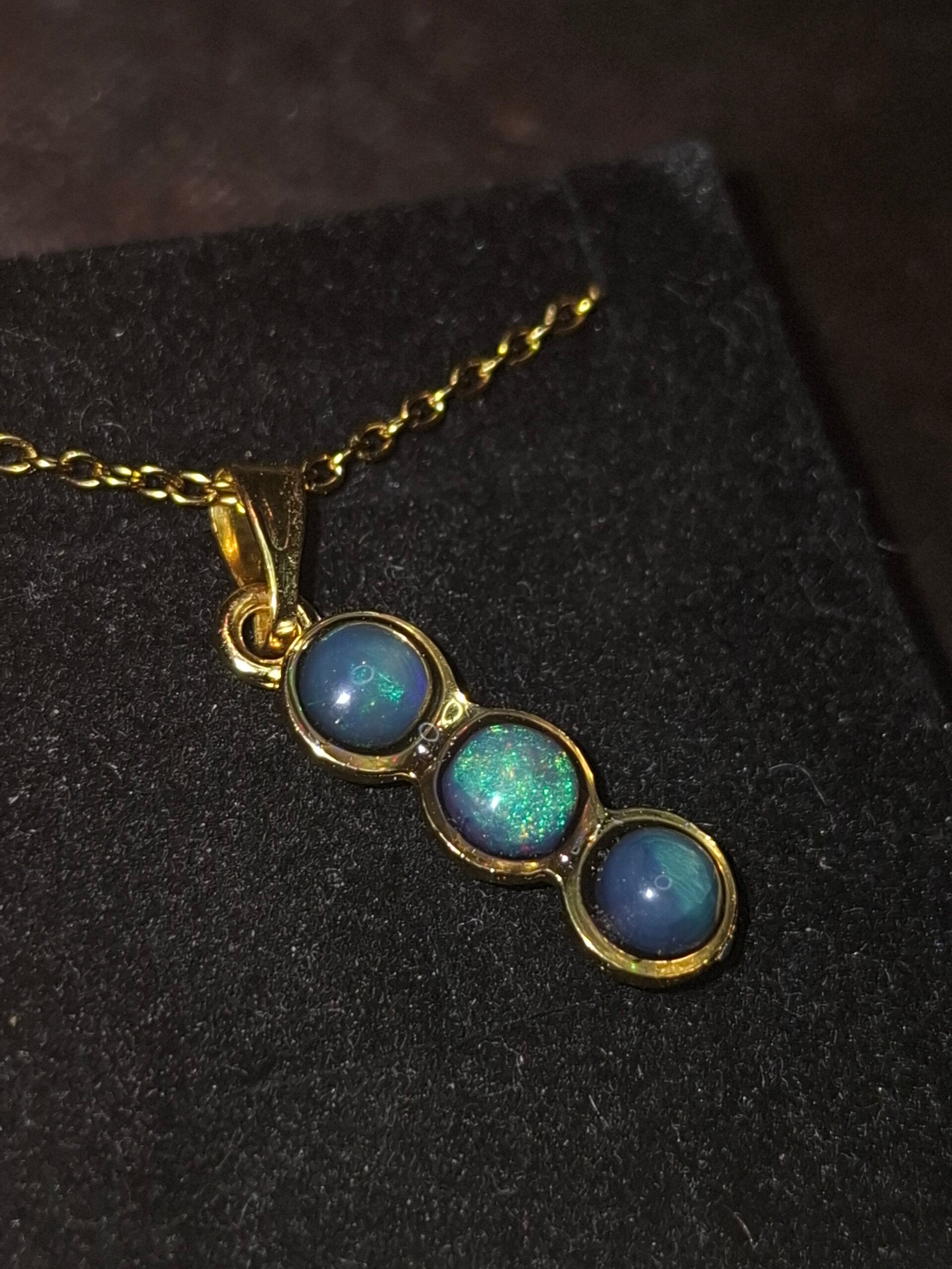 Pendentif acier inoxydable doré 3 opales éthiopiennes