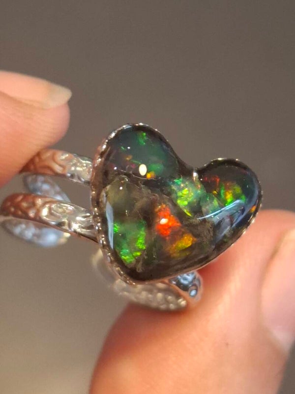 Bague acier inoxydable avec coeur d'opales noires reflets multicolore