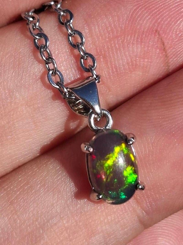 Pendentif opale noire 9x6mm éthiopienne