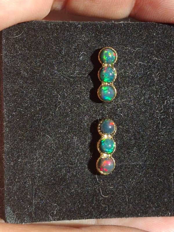 Boucles d'oreilles acier inoxydable doré avec 6 opales éthiopiennes noires