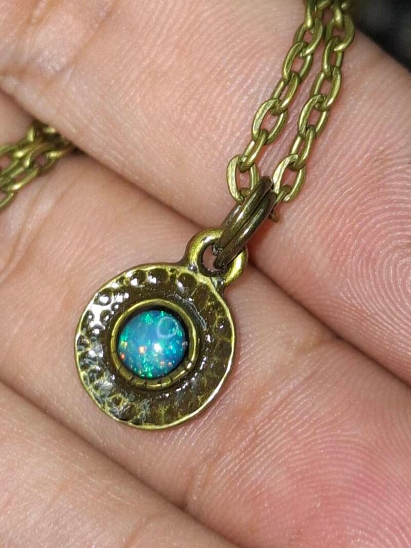 Collier / Médaillon bronze avec opale 4mm bleuté pailleté
