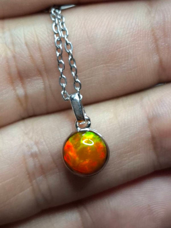 Pendentif argent rodhié et opale 8/7mm orangé rouge éthiopienne