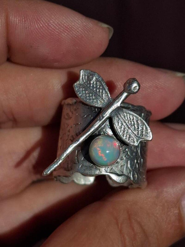 Bague argent plaqué épais libellule et opale blanche éthiopienne véritable