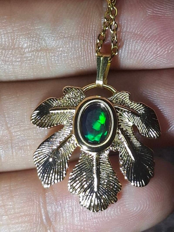 Pendentif feuille doré avec opale noire honeycomb 8x6mm