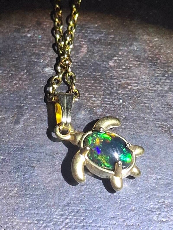 Collier, pendentif tortue 🐢 acier inoxydable doré. Opale noire 7x5mm éthiopienne