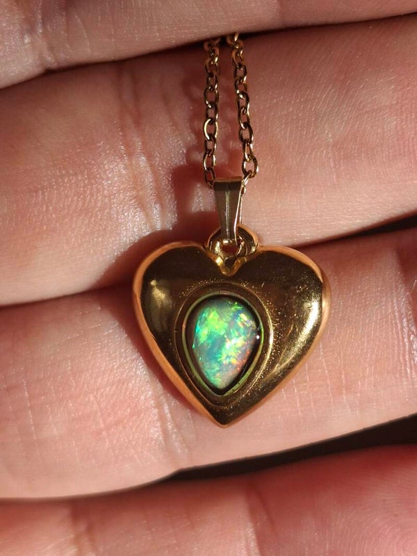 Collier pendentif coeur acier inoxydable doré, opale 8x6 éthiopienne véritable