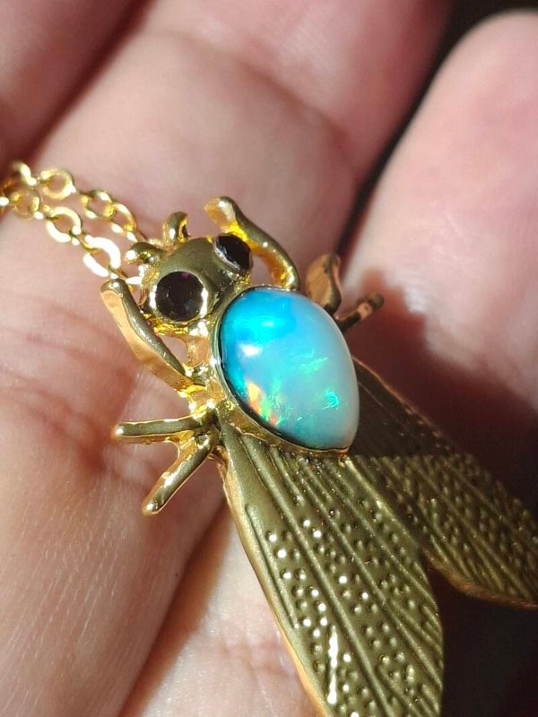 Collier Pendentif cigale doré avec opale laiteuse éthiopienne 9x6mm
