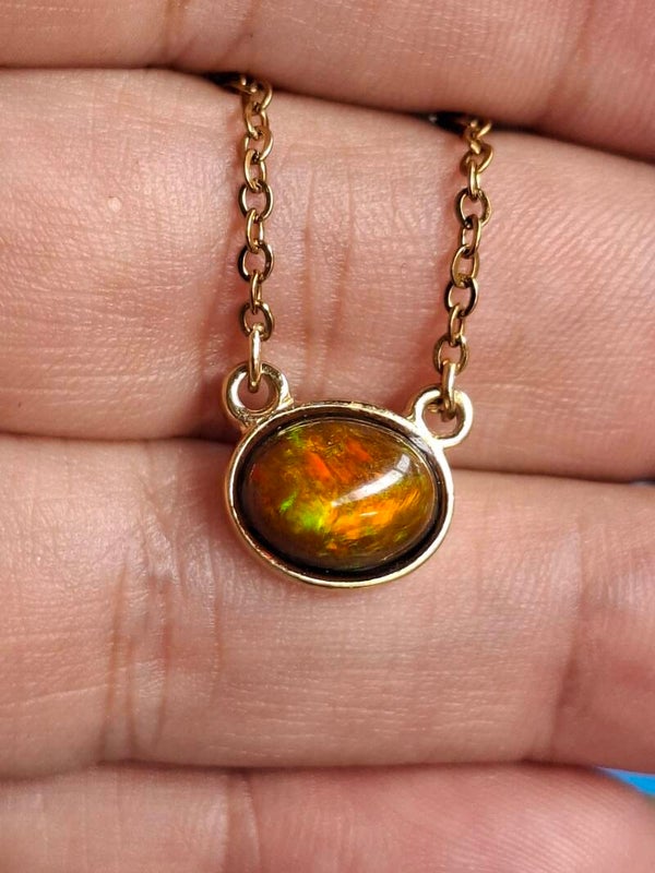 Collier pendentif acier inoxydable doré et opale ambrée 10x8mm éthiopienne