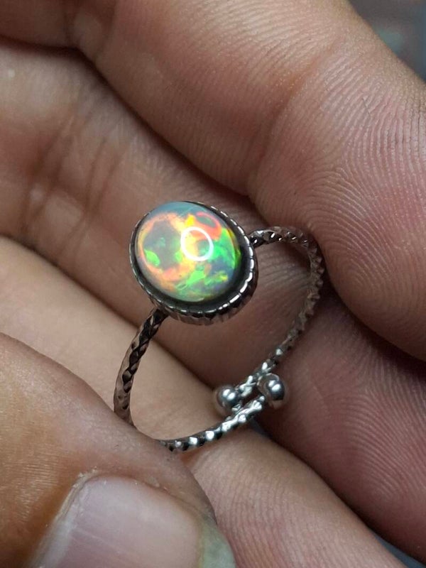 Bague acier inoxydable. Ajustable. Opale 8x6 mm véritable éthiopienne