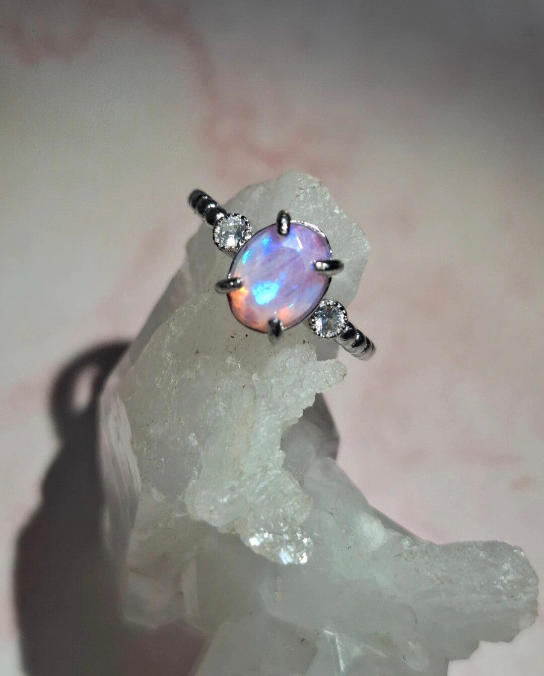 Bague opale lila éthiopienne 8x6mm facettée