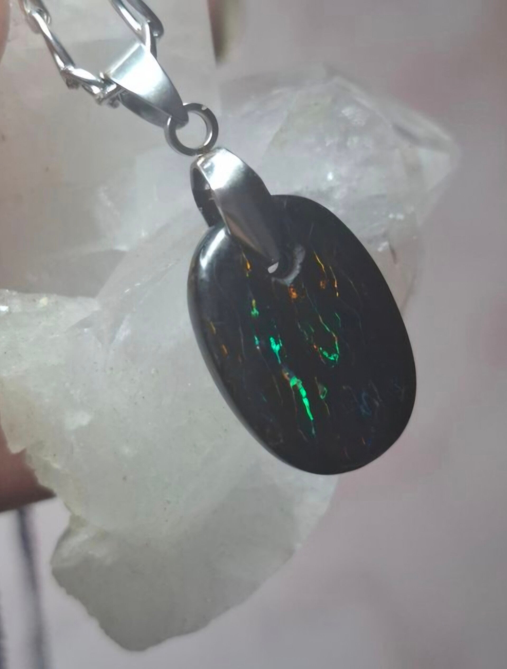 Pendentif opale 20x13mm australienne noire boulder veine multicolore authentique