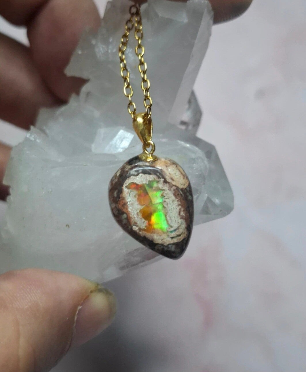 Pendentif opale mexicaine avec matrice