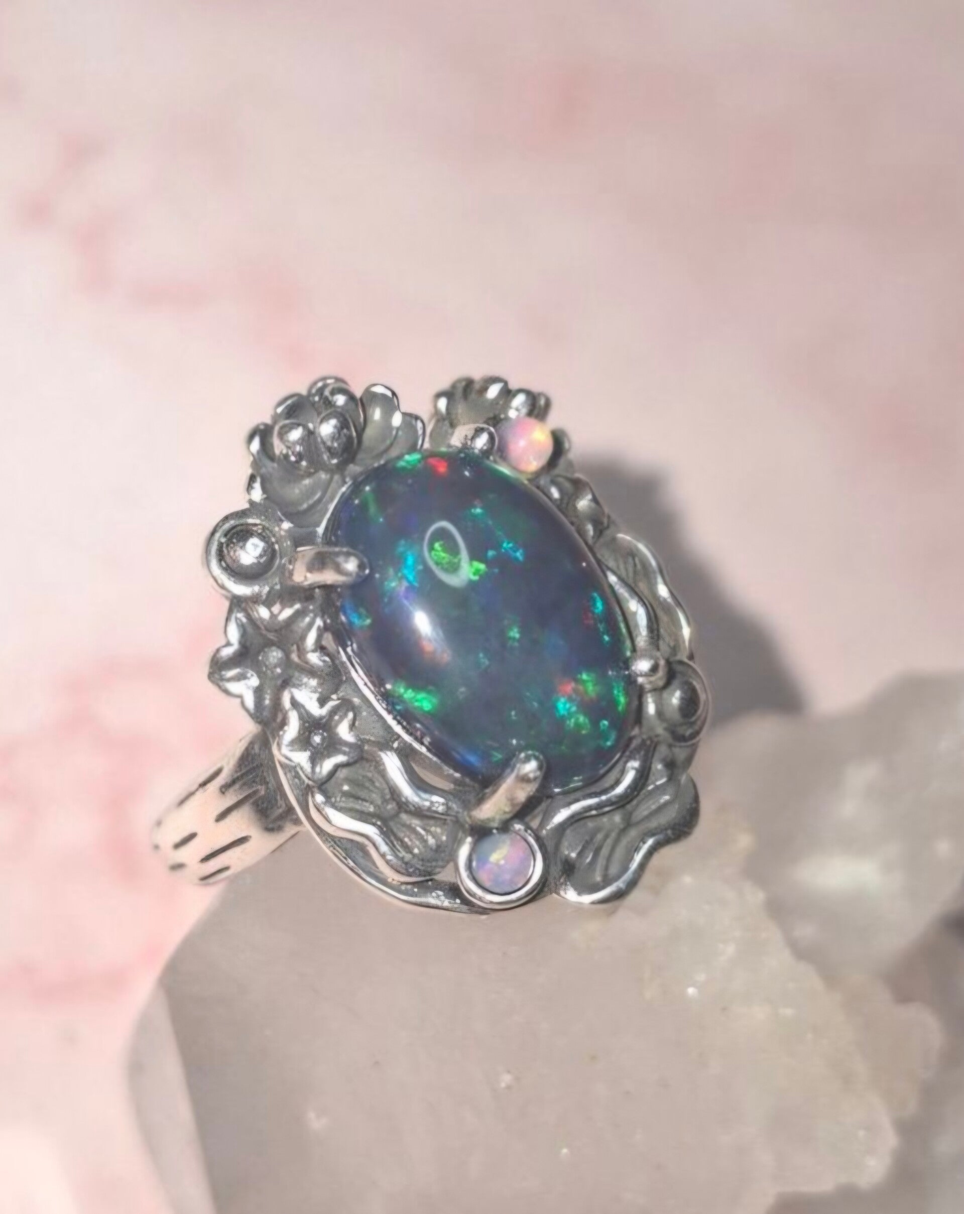 Bague style vintage, ajustable et opale 14x10mm de 2,35 carats smock bleuté vert éthiopienne