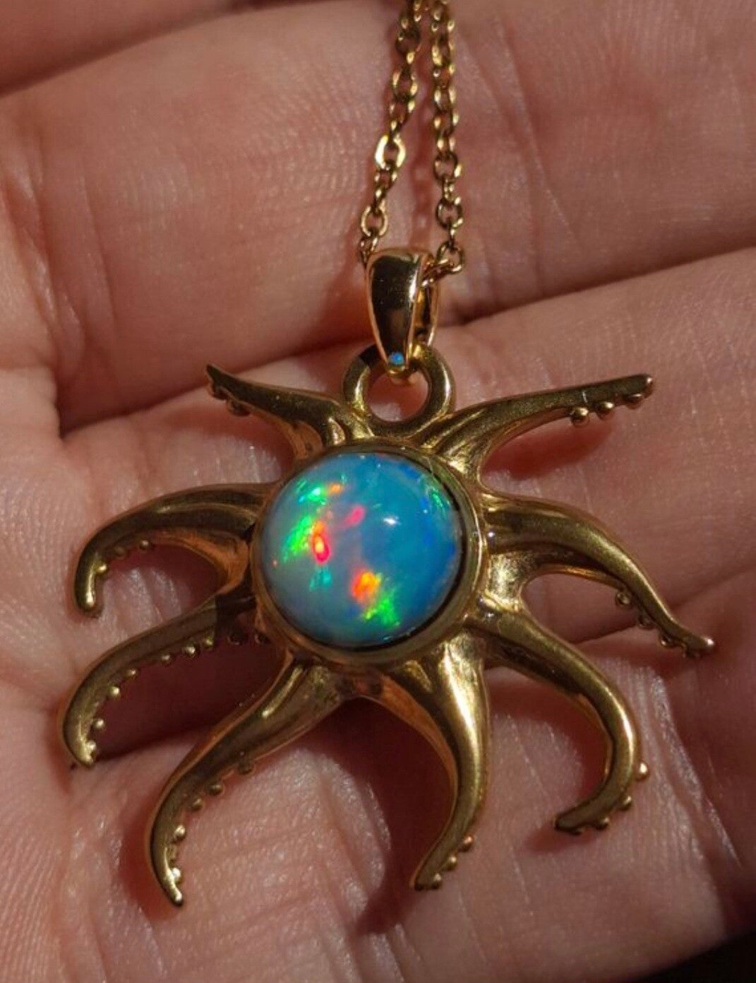 Pendentif pieuvre 🐙 acier inoxydable doré et opale éthiopienne. Pierre 10/9mm intense welo. Ferme