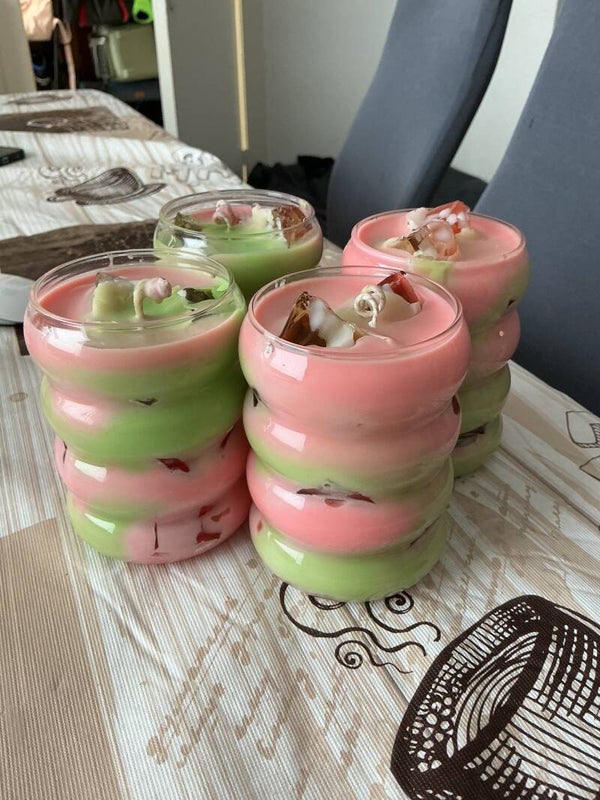 2. Gen. Duftkerze Strawberry Matcha Latte