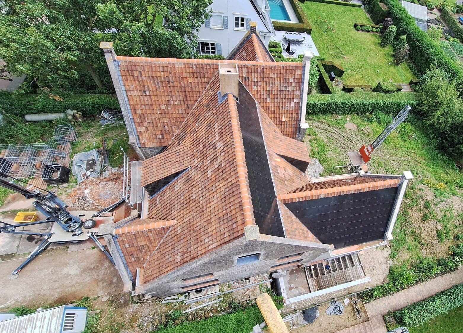 Hellend dak met dakpannen en ingewerkte zonnepannelen